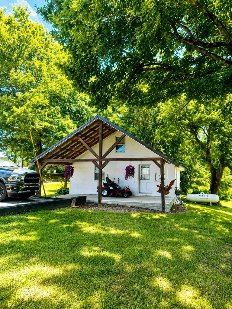 361 Hawkins Road Westmoreland TN 37186