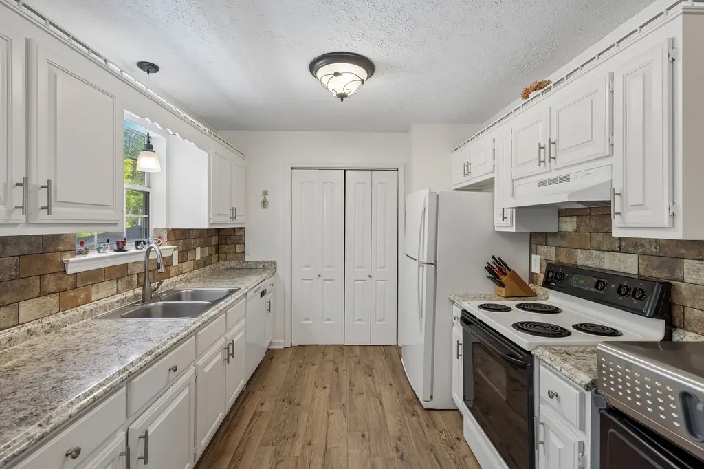115 Robert Avenue White House TN 37188