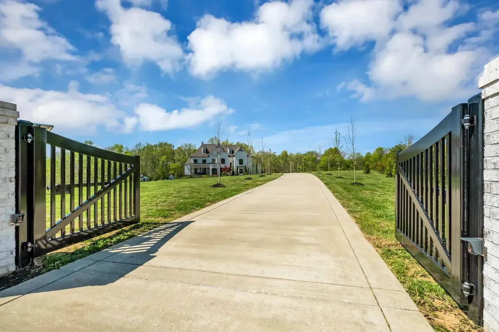 5026 Hilltop Lane College Grove TN 37046