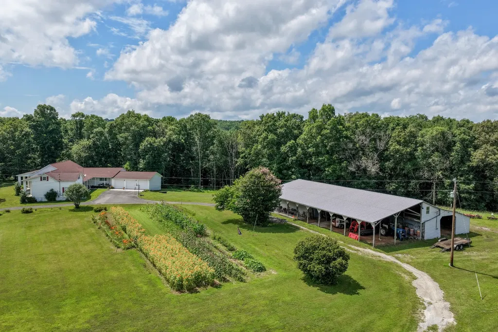 7055 Mooneyham Lonewood Road Spencer TN 38585