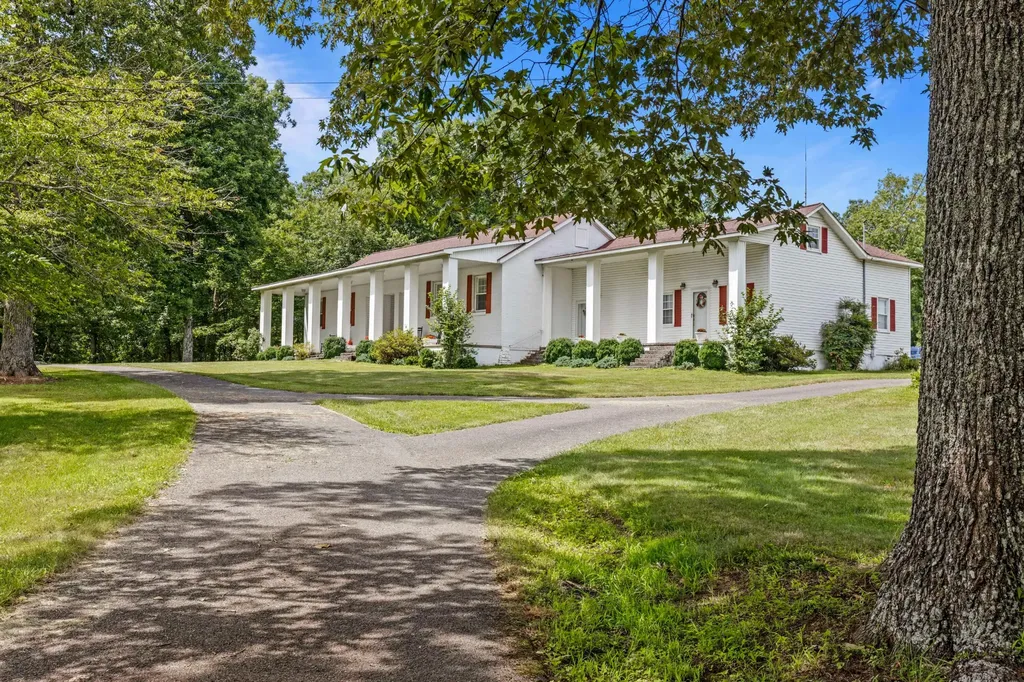 7055 Mooneyham Lonewood Road Spencer TN 38585