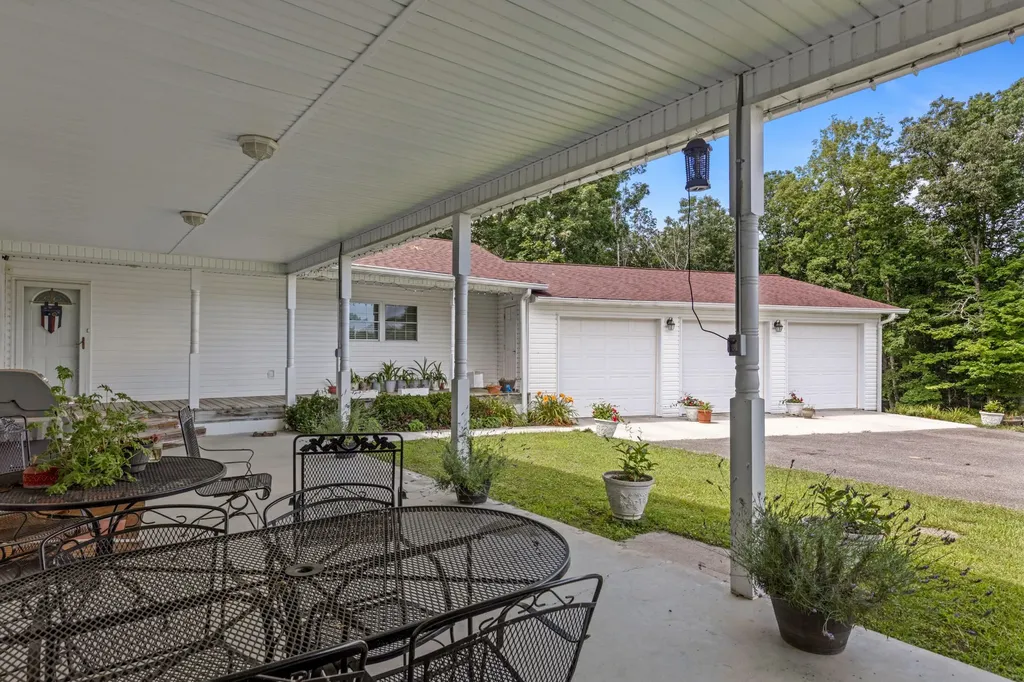 7055 Mooneyham Lonewood Road Spencer TN 38585