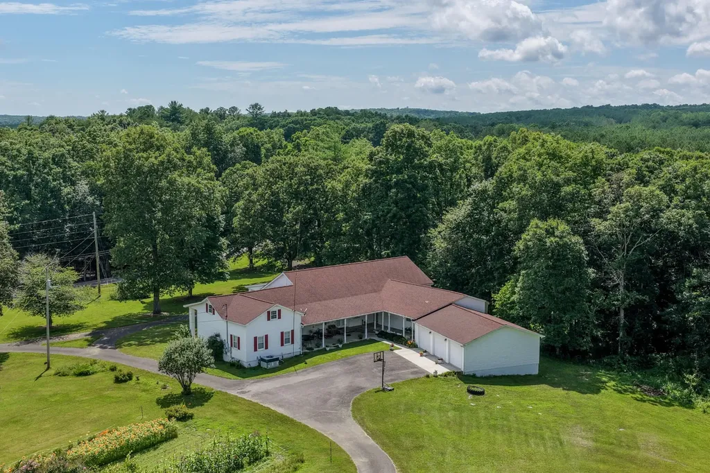 7055 Mooneyham Lonewood Road Spencer TN 38585