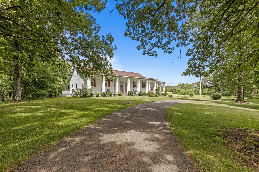 7055 Mooneyham Lonewood Road Spencer TN 38585