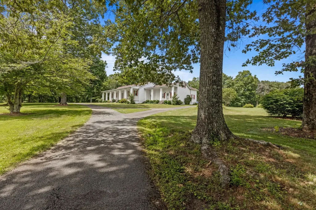 7055 Mooneyham Lonewood Road Spencer TN 38585