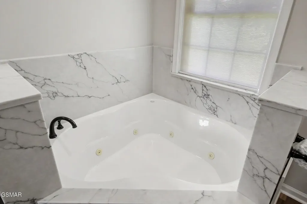 1820 Harbor Hills Lane Dandridge TN 37725