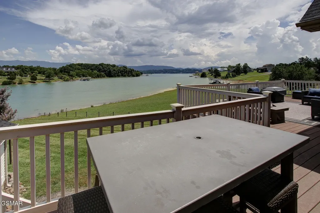 1820 Harbor Hills Lane Dandridge TN 37725
