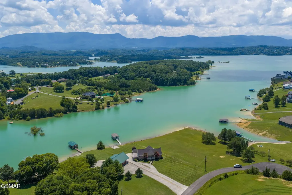 1820 Harbor Hills Lane Dandridge TN 37725
