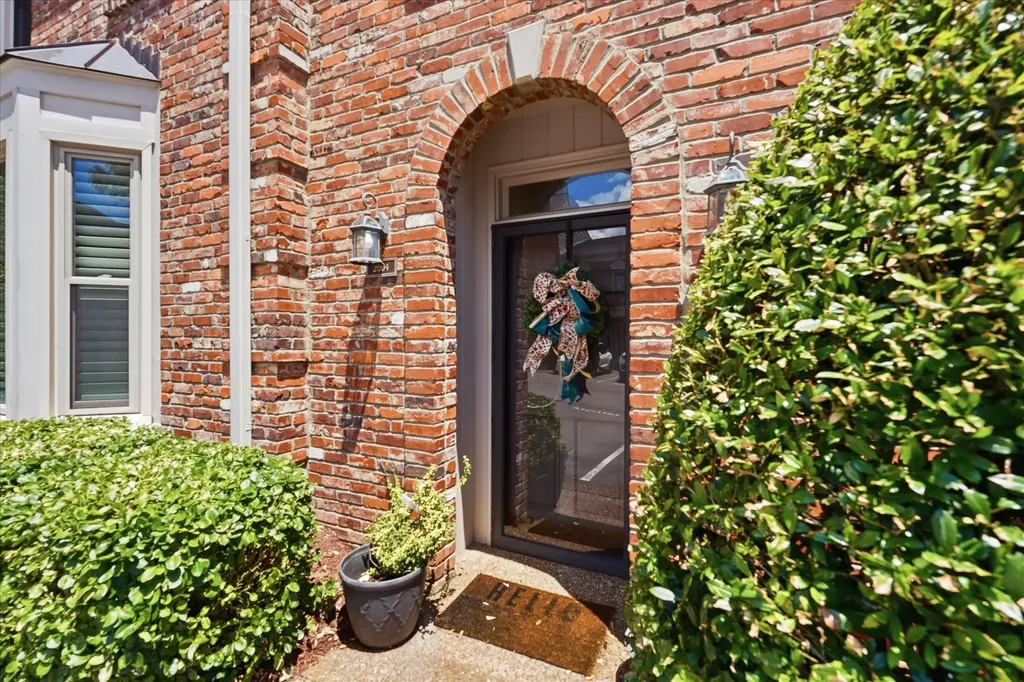 2004 Graybar Lane Nashville TN 37215
