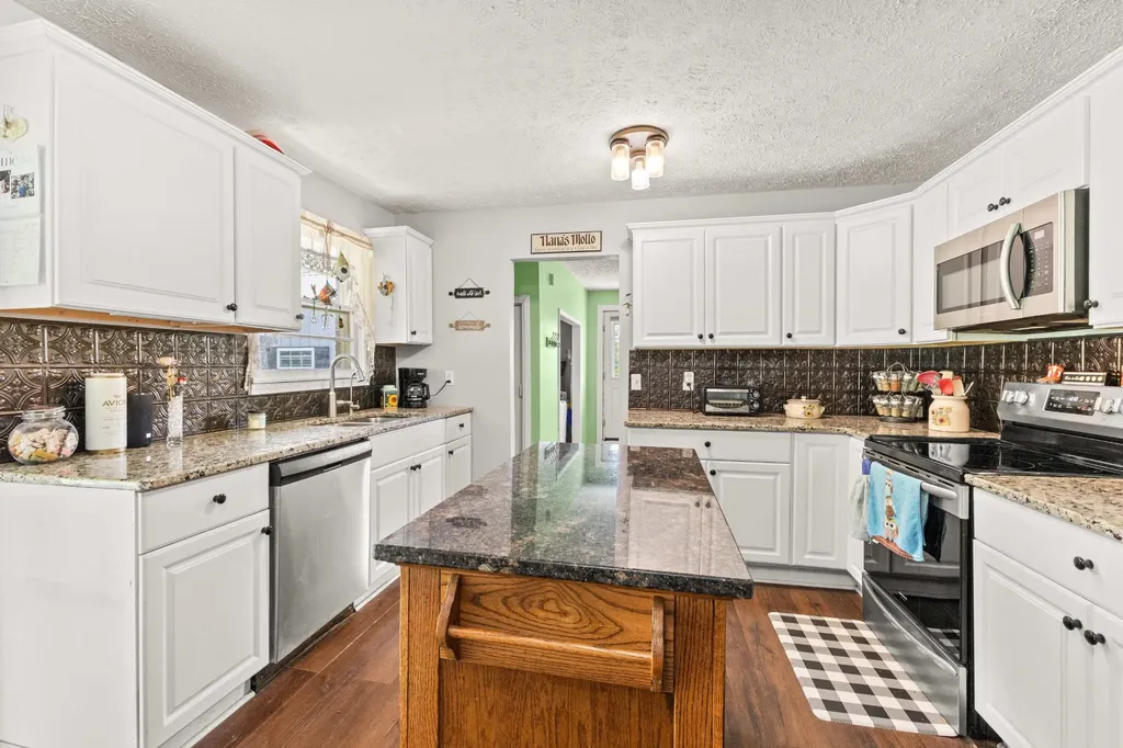 105 E Roberts Road Portland TN 37148