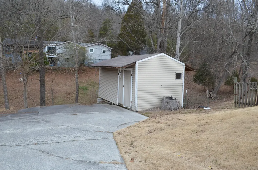 218 Lakeshore Court Spring City TN 37381