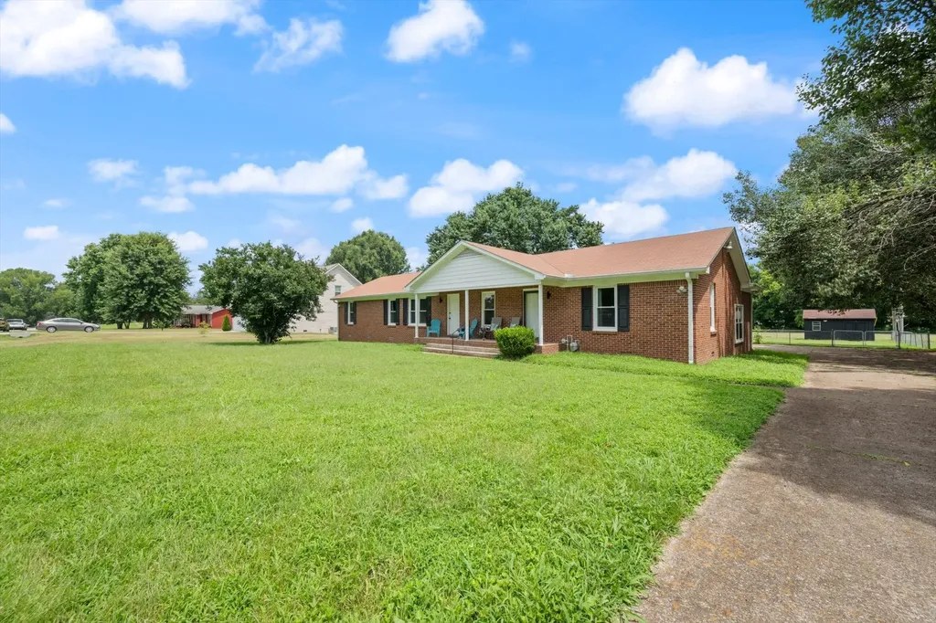 704 Redwood Circle Columbia TN 38401