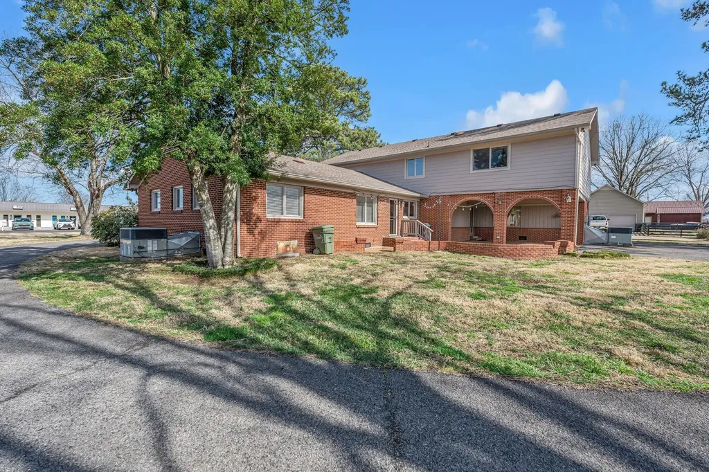 335 Robins Street Lawrenceburg TN 38464