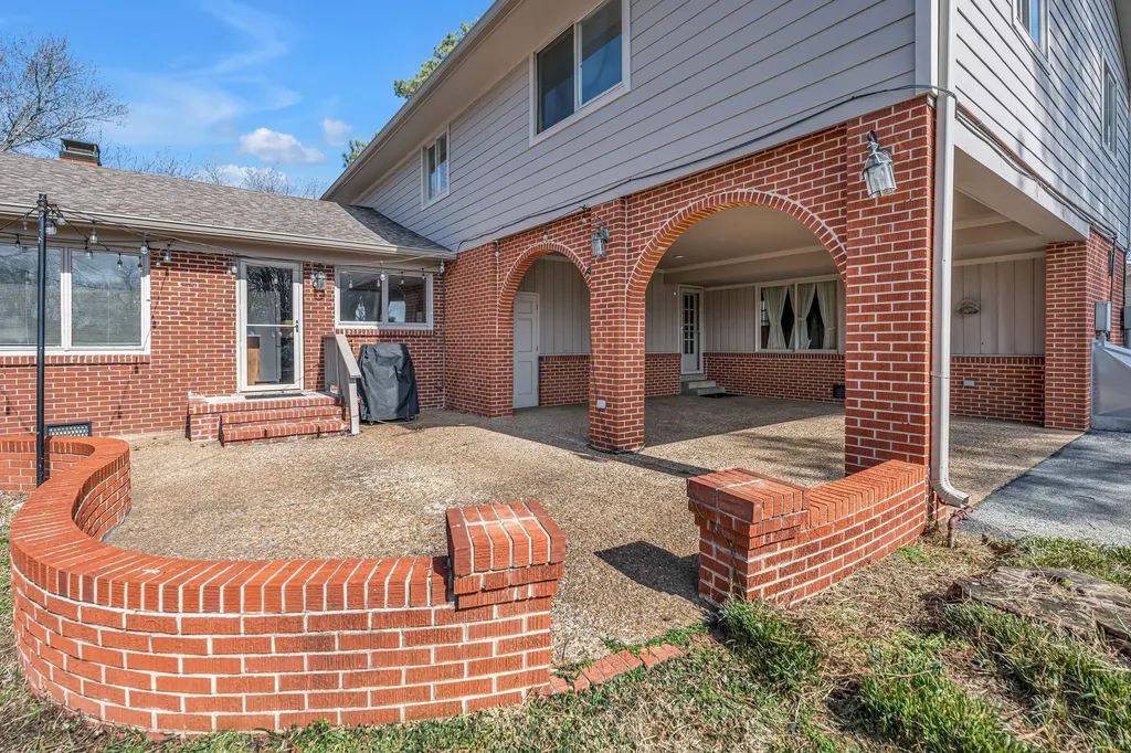 335 Robins Street Lawrenceburg TN 38464