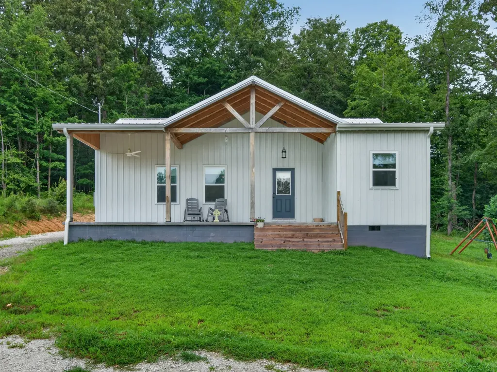 1047 Old County House Road Charlotte TN 37036