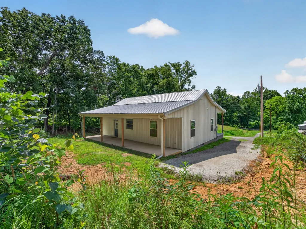 1047 Old County House Road Charlotte TN 37036