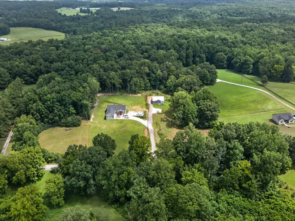 1047 Old County House Road Charlotte TN 37036