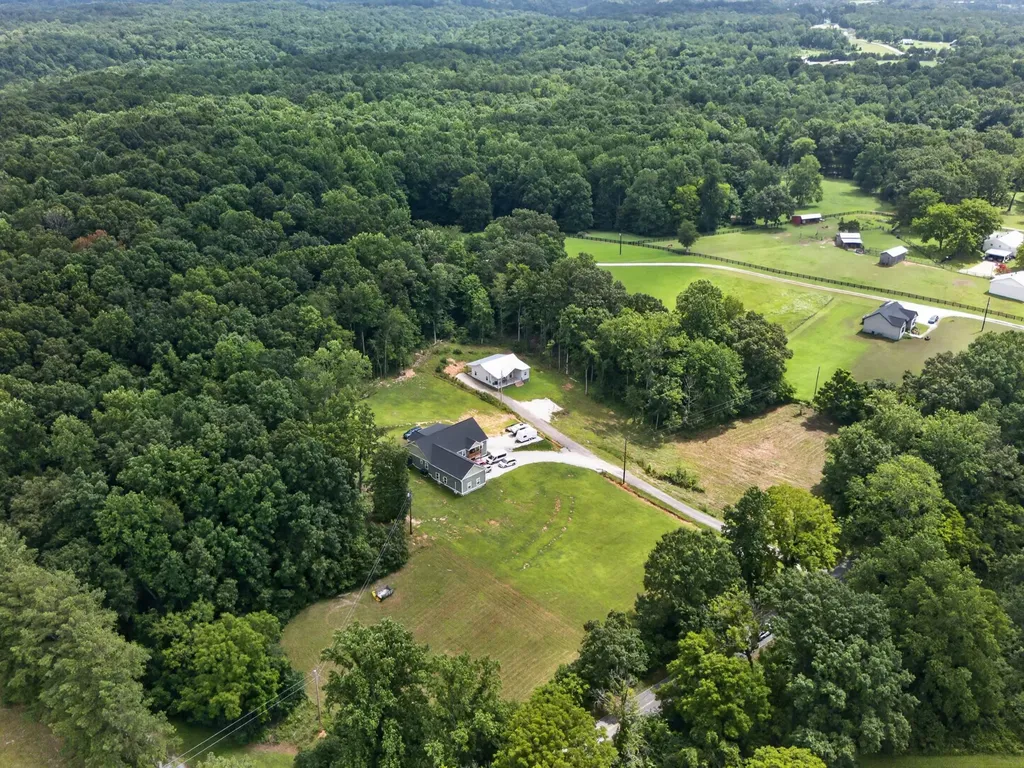 1047 Old County House Road Charlotte TN 37036
