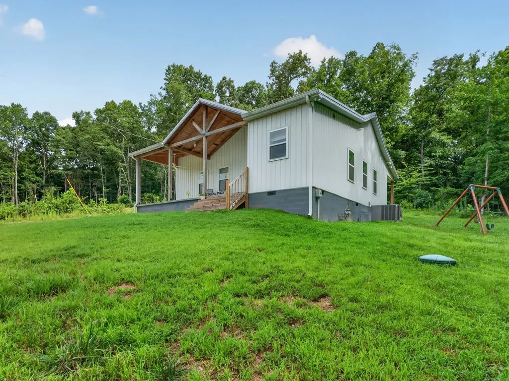 1047 Old County House Road Charlotte TN 37036