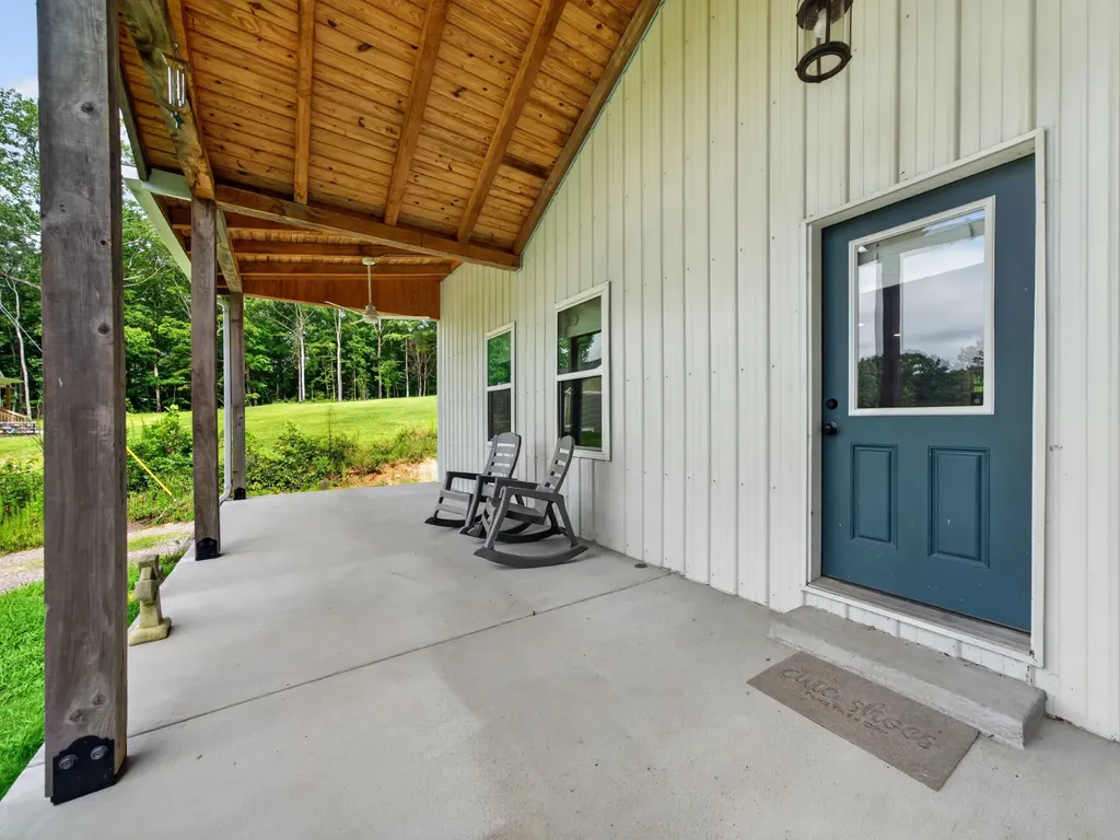 1047 Old County House Road Charlotte TN 37036