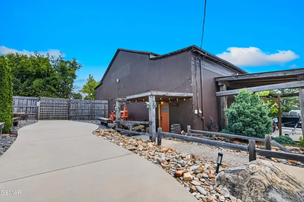 1686 Tennessee 139 Dandridge TN 37725