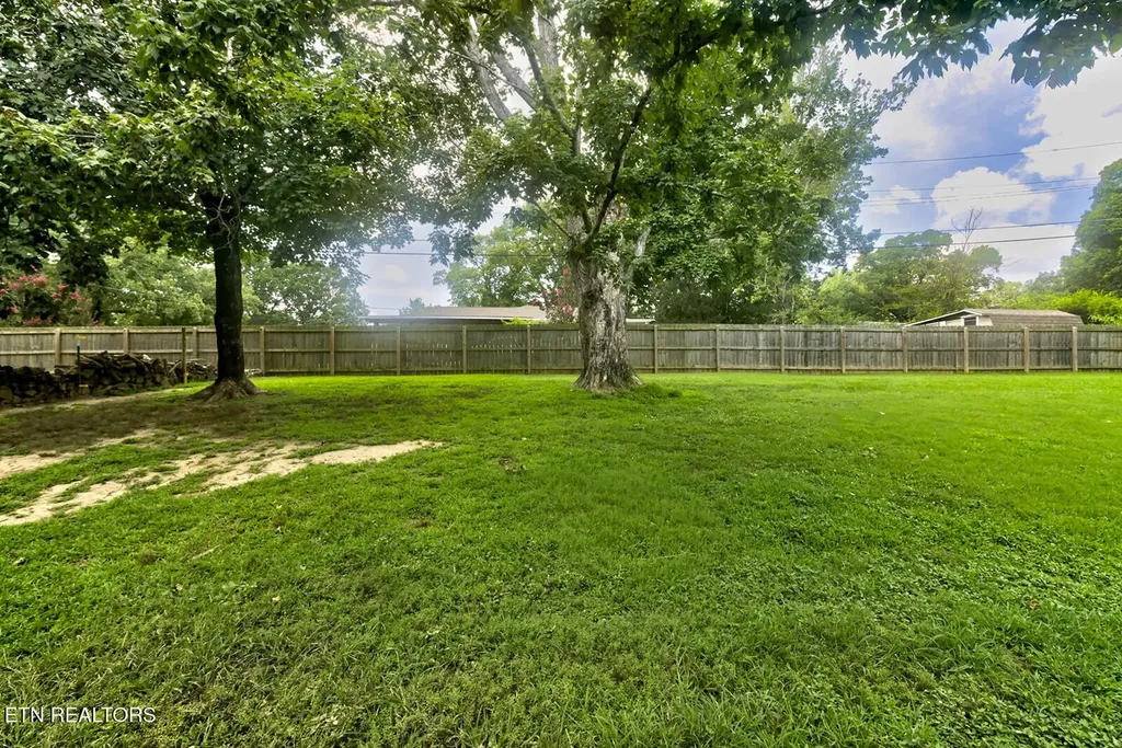 112 S Hummingbird Lane Dickson TN 37055