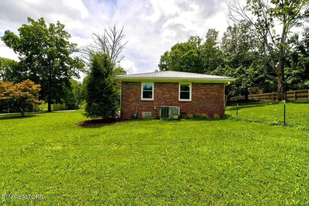 112 S Hummingbird Lane Dickson TN 37055
