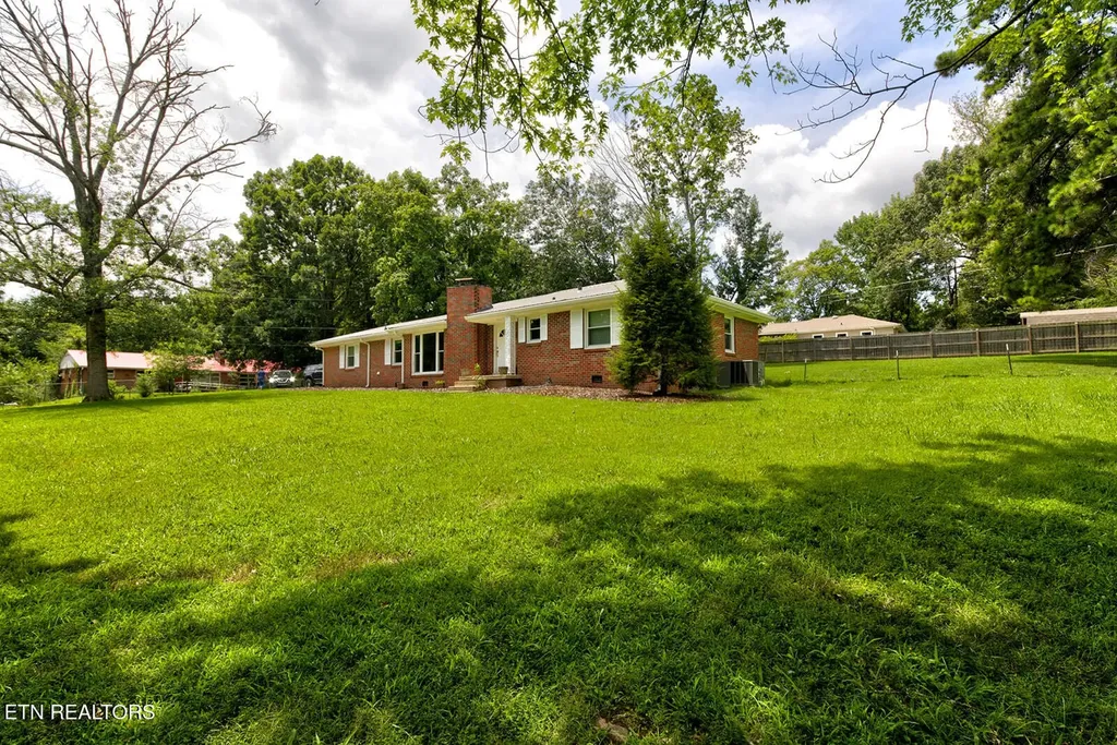 112 S Hummingbird Lane Dickson TN 37055
