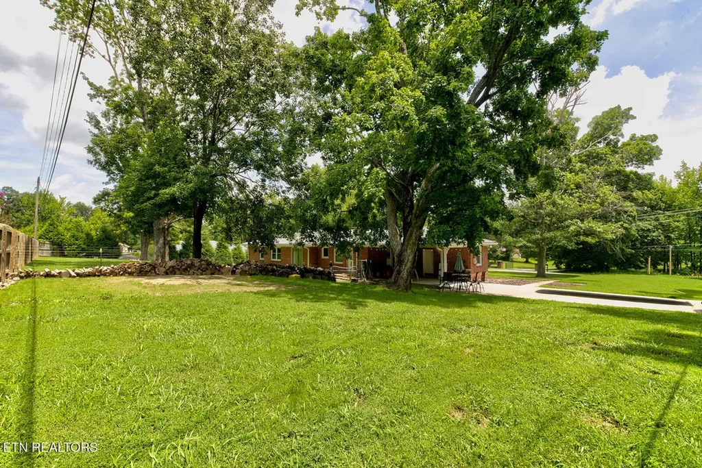 112 S Hummingbird Lane Dickson TN 37055