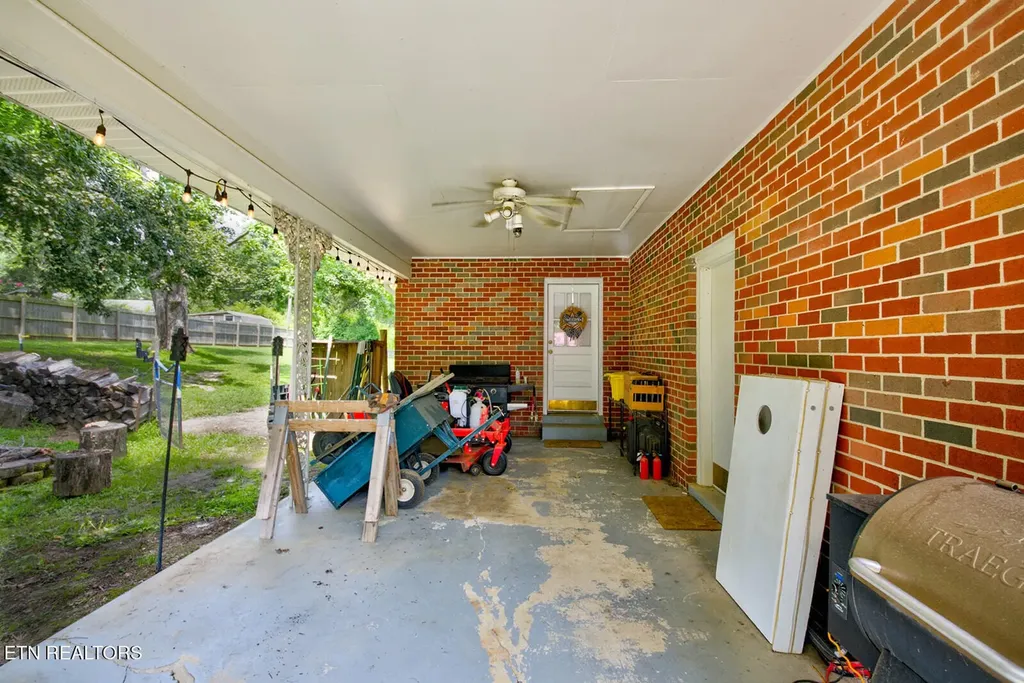 112 S Hummingbird Lane Dickson TN 37055