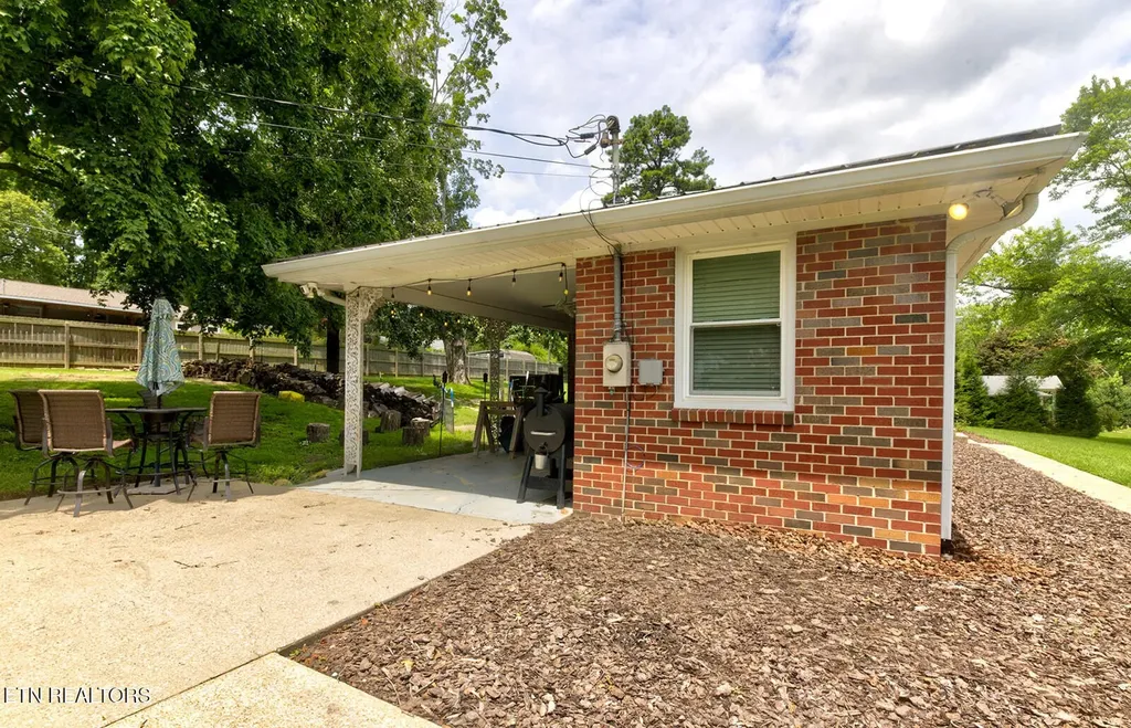 112 S Hummingbird Lane Dickson TN 37055