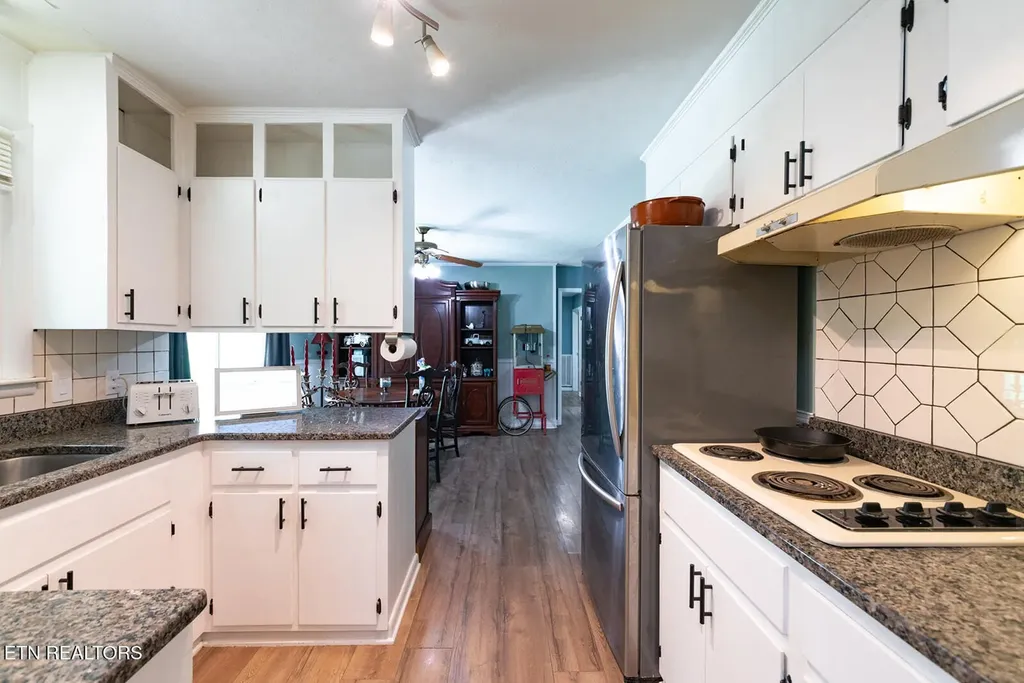 112 S Hummingbird Lane Dickson TN 37055