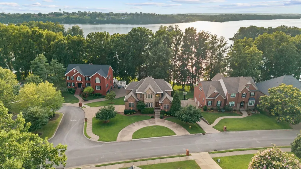 100 Lakecrest Circle Hendersonville TN 37075