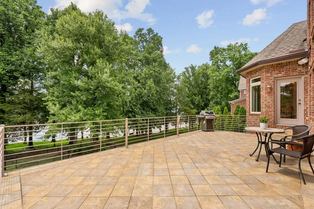 100 Lakecrest Circle Hendersonville TN 37075