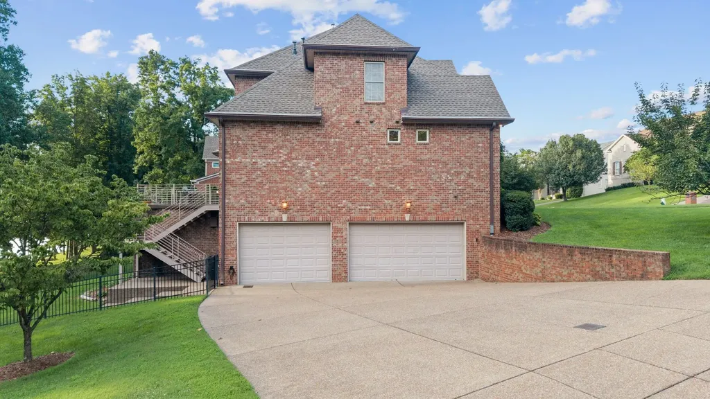 100 Lakecrest Circle Hendersonville TN 37075