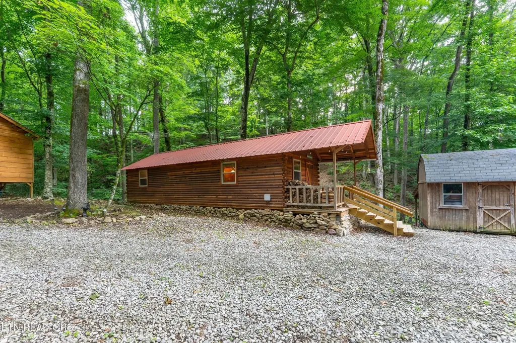 1827 Old Chilhowee Loop Seymour TN 37865