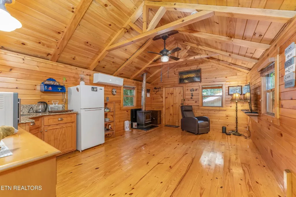 1827 Old Chilhowee Loop Seymour TN 37865
