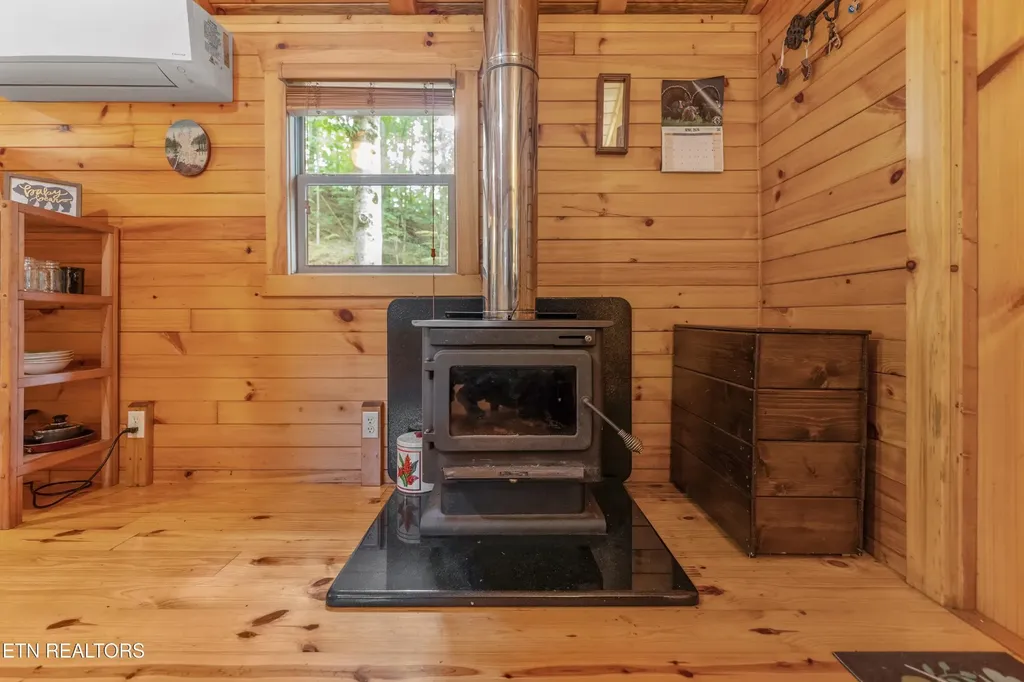 1827 Old Chilhowee Loop Seymour TN 37865