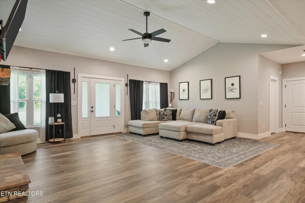 964 Deerwood Drive Dandridge TN 37725