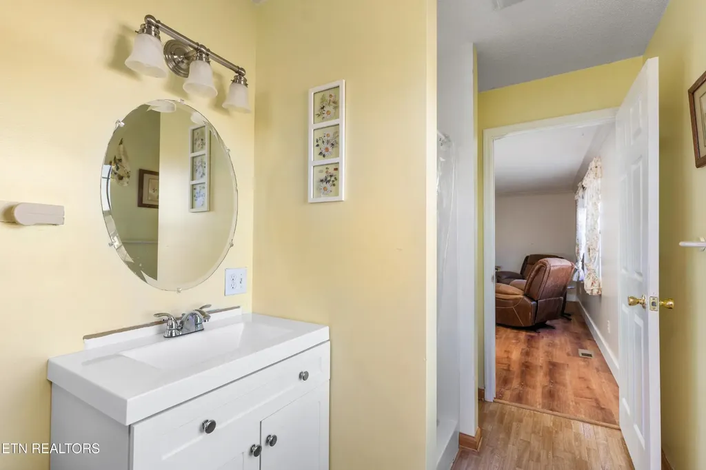 218 Christin Drive Clinton TN 37716