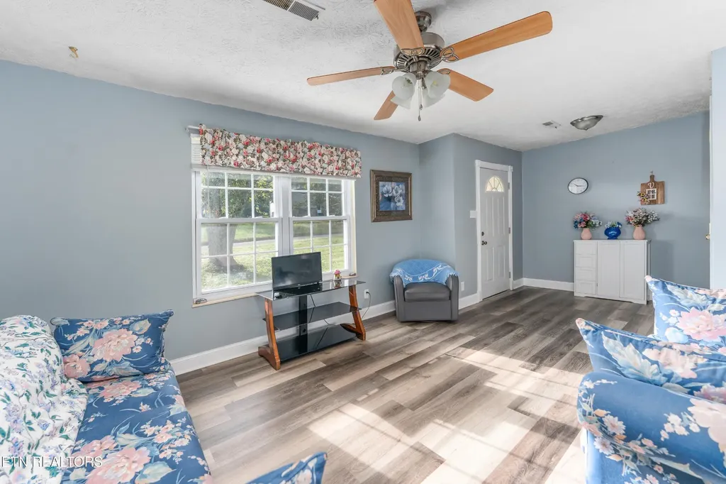 218 Christin Drive Clinton TN 37716
