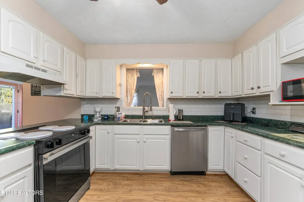 218 Christin Drive Clinton TN 37716