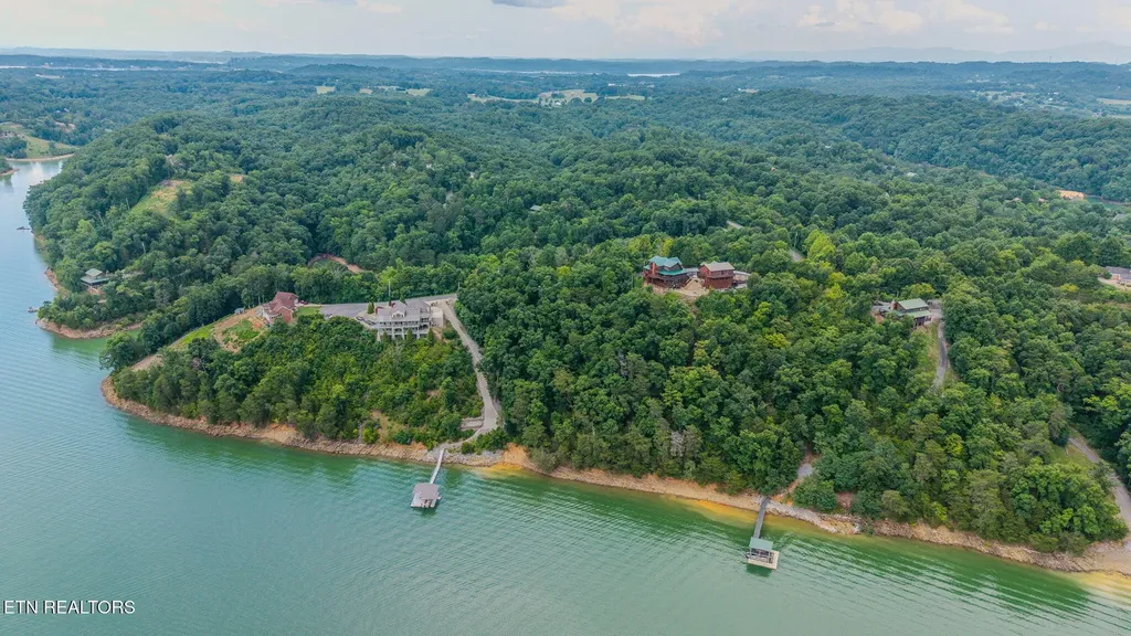 35 Fishtail Cove Dandridge TN 37725