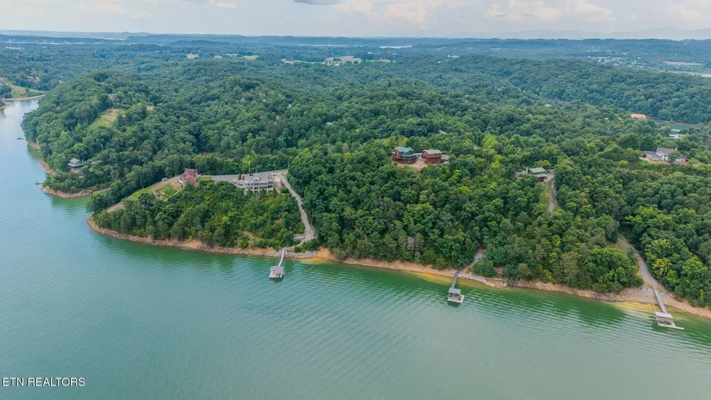 35 Fishtail Cove Dandridge TN 37725
