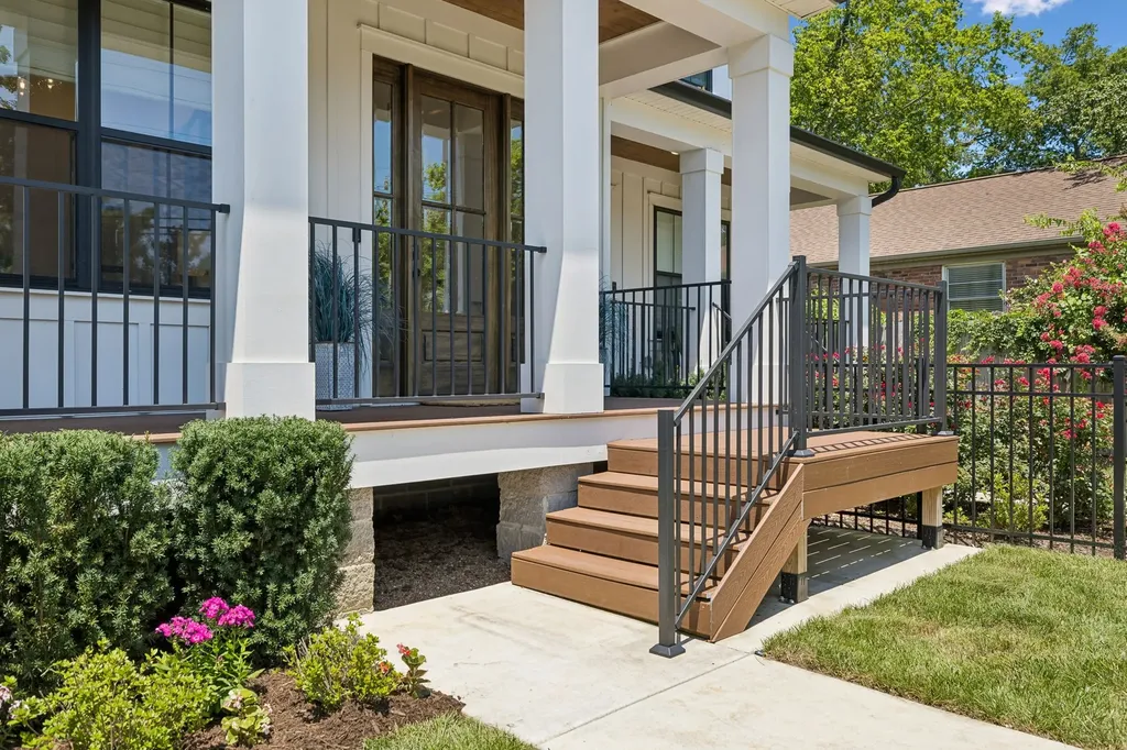 105A 37th Ave, N Nashville TN 37209