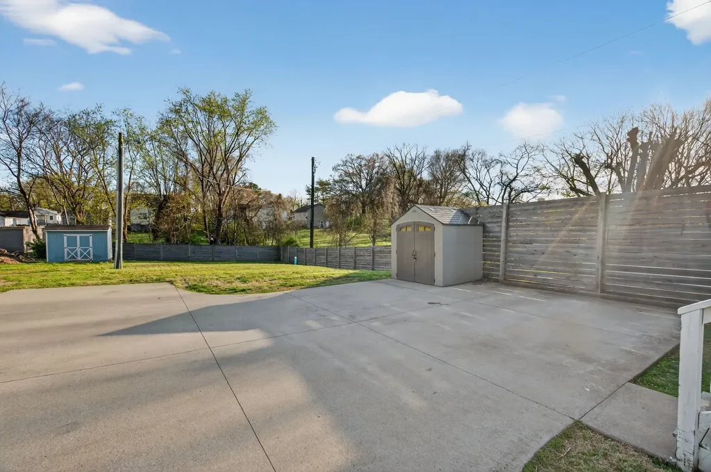 813 5th Ave, E Springfield TN 37172