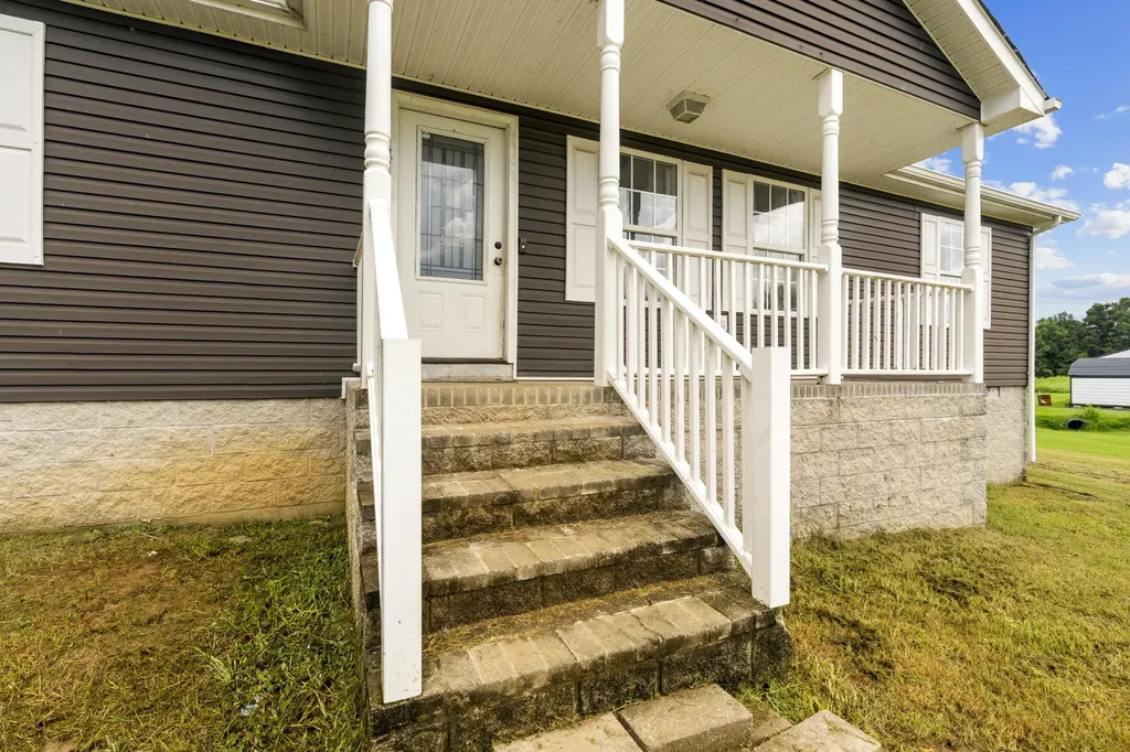 890 Akersville Road Lafayette TN 37083