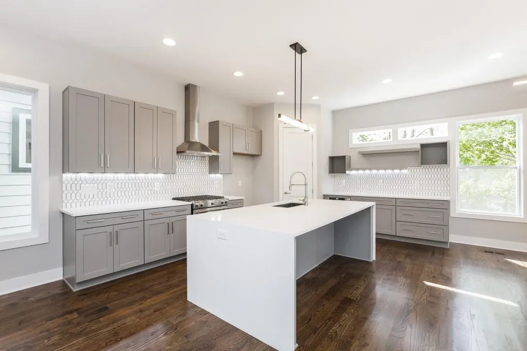 525B 31st Ave, N Nashville TN 37209