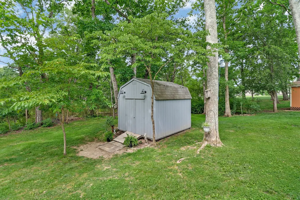 29 Sugarbush Lane Crossville TN 38558