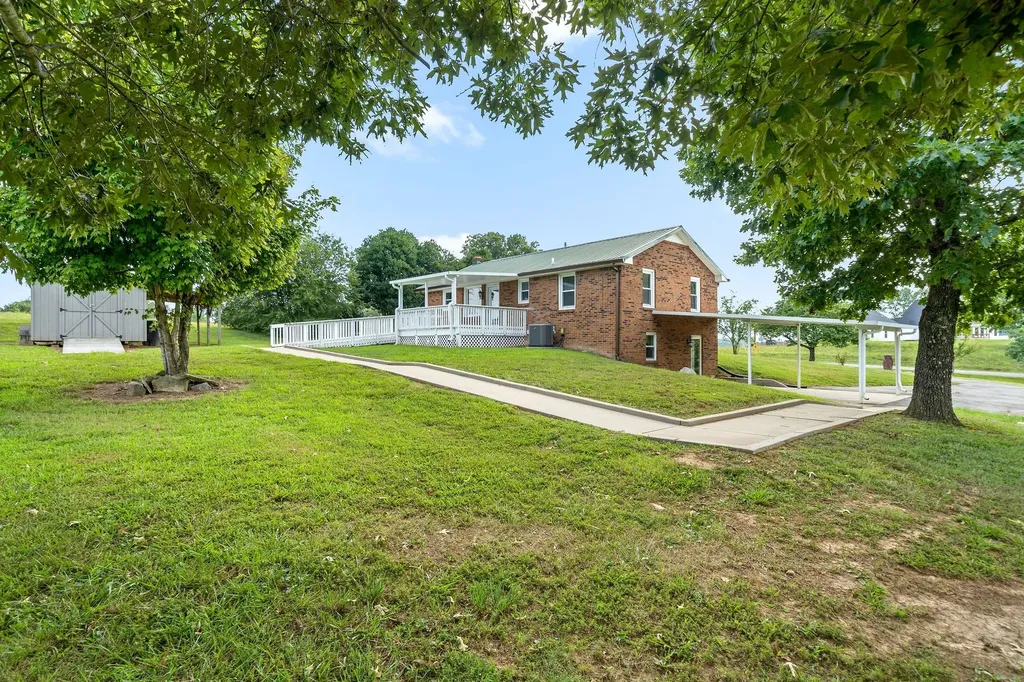 4151 Chapel Hill Road Clarksville TN 37040